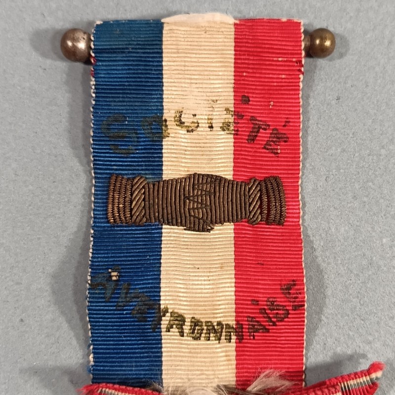 RUBAN DE LA SOCIETE DE SECOUR MUTUEL OU D'ENTRAIDE AVEYRONNAISE ET PETIT NOEUD AVEC MEDAILLE L'AVEYRONNAISE